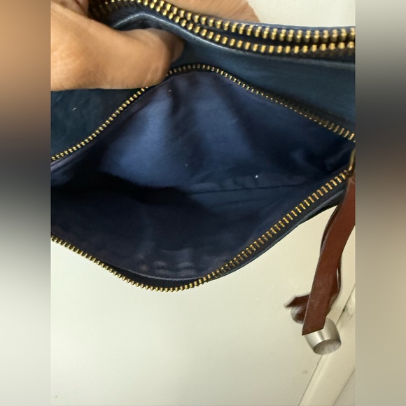 Fossil blue genuine leather crossbody bag with adjustable strap. Multi pocket - Picture 5 of 15